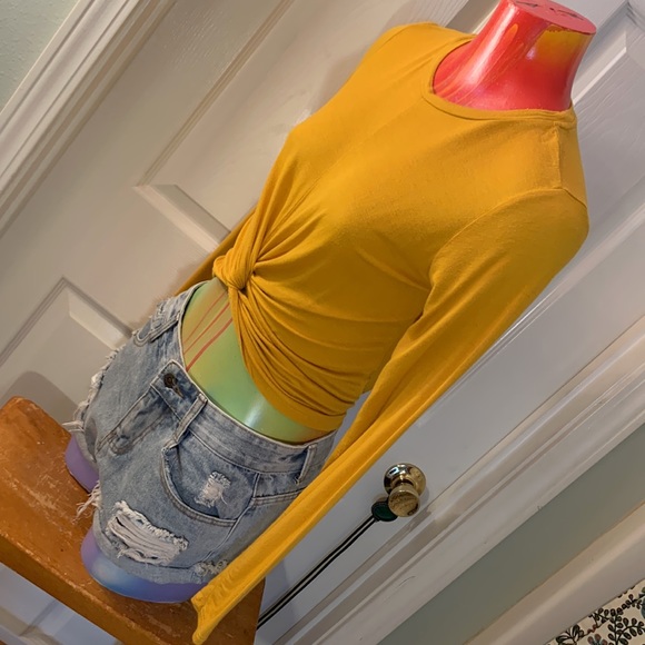 HEARTS & HIPS Knotted up Crop Top - Picture 5 of 11